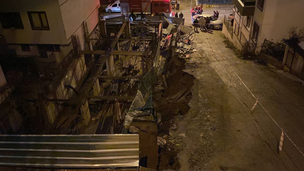 izmit te ayni mahallede ikinci kez istinat duvari ve yol coktu rCdlFDhN.jpg