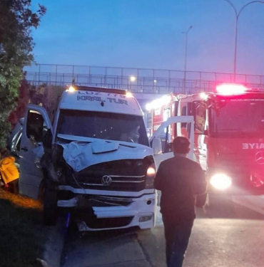 kocaelide isci servisi ile otomobil carpisti 14 yarali JULqEtbE.jpg