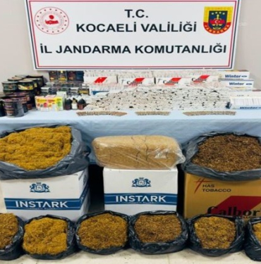 kocaelide kacak 13 bin 440 dolu makaron ile 467 elektronik sigara ele gecirildi XMwOzbf9.jpg