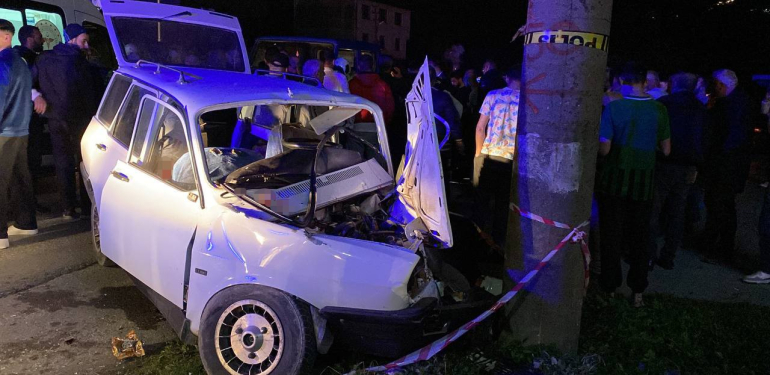 kocaelide otomobil elektrik diregine carpti 4 yarali 8wTPBClr.jpg