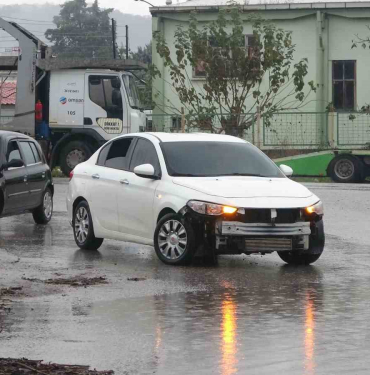 kocaelide siddetli ruzgar agaci kokunden soktu C8ZQ5Feb.jpg