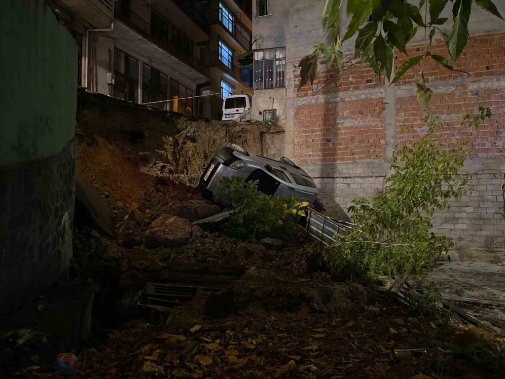 kocaelide yol coktu arac insaat temeline yuvarlandi LcAw65cE.jpg