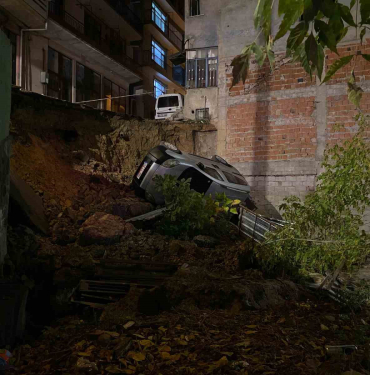 kocaelide yol coktu arac insaat temeline yuvarlandi LcAw65cE.jpg