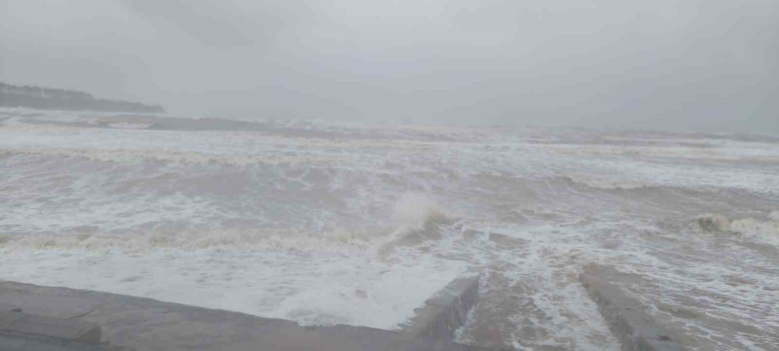 kocaeliyi firtina vurdu sahilde dev dalgalar olustu lg4QwjKA.jpg