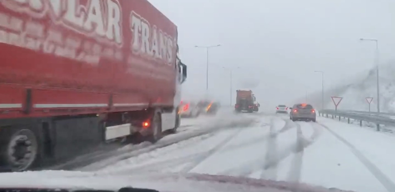 kuzey marmara otoyolunda yogun kar yagisi pYNHbUDT.jpg
