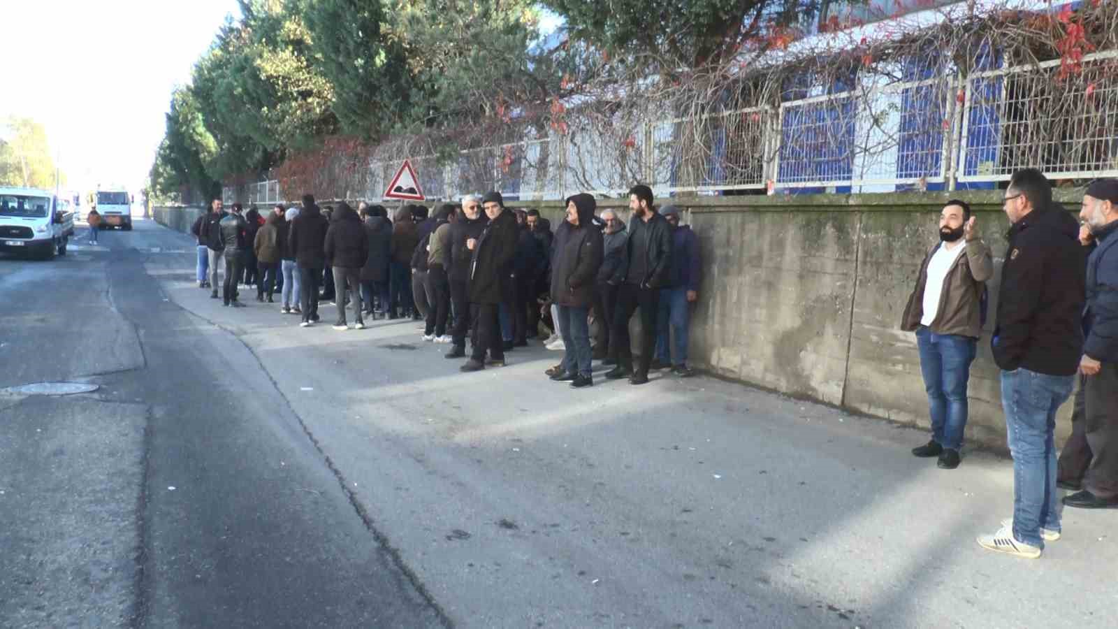 maaslarini alamayan isciler fabrikayi basti BUnzqmid.jpg