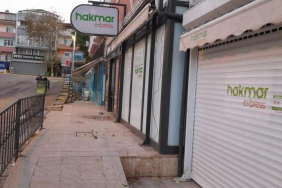 marketin kepenginin altinda kalan kedi telef oldu XYB43Gnz.jpg