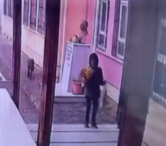 minik ogrenci ataturkun ogretmenler gununu boyle kutladi PRAemZNh.jpg