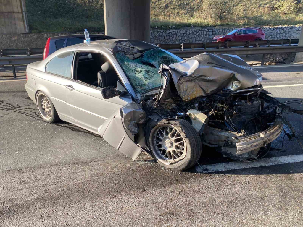 otomobil maden suyu yuklu tira carpti 1i agir 3 yarali 6qLFF6ZJ.jpg
