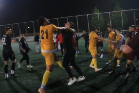 sahaya atlayan taraftara futbolcu tokadi Xgvij8r4.jpg