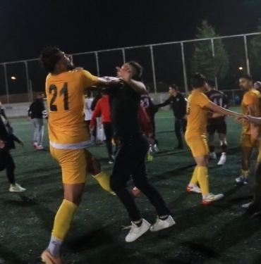 sahaya atlayan taraftara futbolcu tokadi Xgvij8r4.jpg
