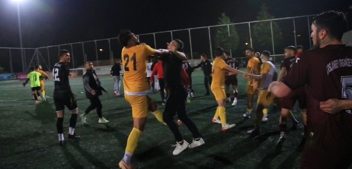 sahaya atlayan taraftara futbolcu tokadi Xgvij8r4.jpg