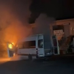 servis minubusu alev topuna dondu isciler olumden kil payi kurtuldu 3aTCTqnE.jpg