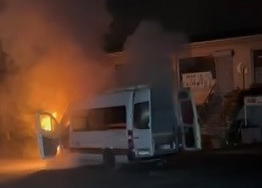 servis minubusu alev topuna dondu isciler olumden kil payi kurtuldu 3aTCTqnE.jpg