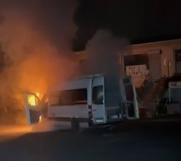 servis minubusu alev topuna dondu isciler olumden kil payi kurtuldu 3aTCTqnE.jpg