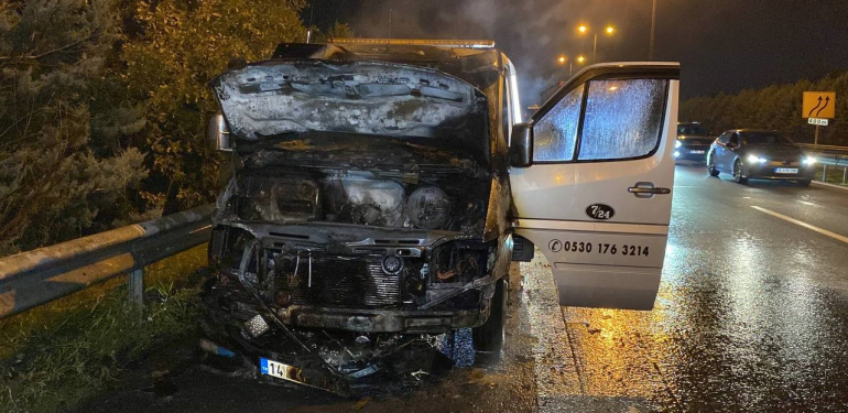 seyir halindeki arac alev alev yandi OI7Q3vfi.jpg