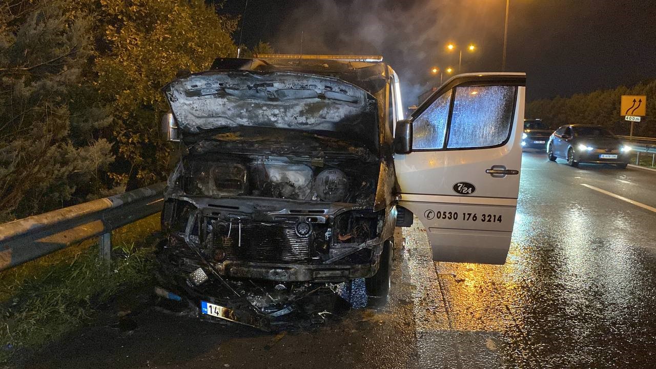 seyir halindeki arac alev alev yandi OI7Q3vfi.jpg