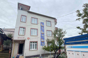 su giderini temizlemek icin ciktigi catidan dustu LVdIe66H.jpg