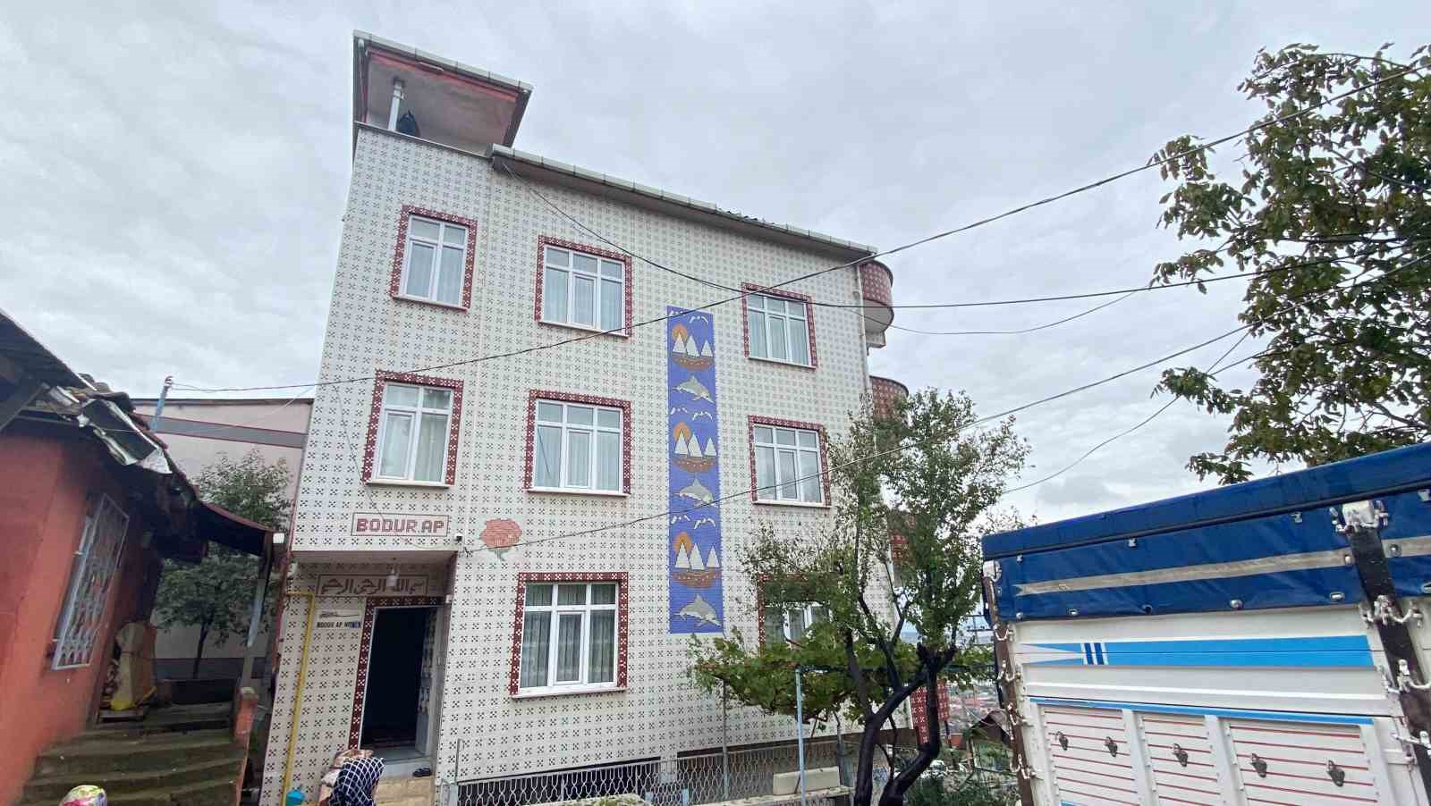 su giderini temizlemek icin ciktigi catidan dustu LVdIe66H.jpg