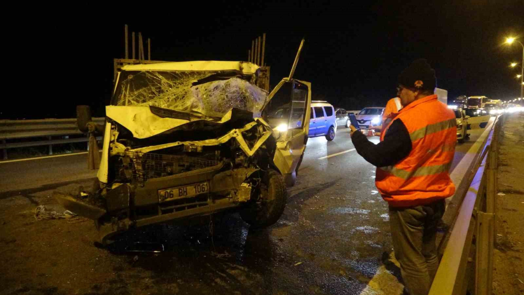 temde kamyonet kaza yapti 10 kilometre arac kuyrugu olustu ZZVz4XdT.jpg