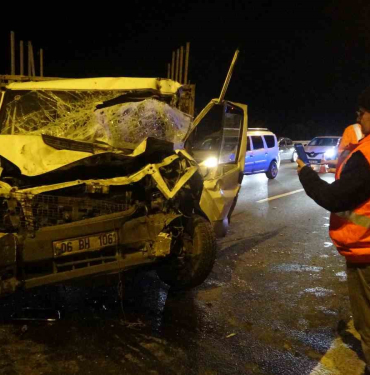 temde kamyonet kaza yapti 10 kilometre arac kuyrugu olustu ZZVz4XdT.jpg