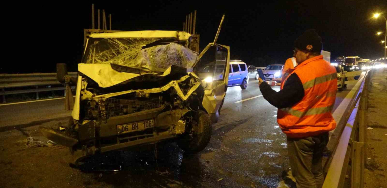 temde kamyonet kaza yapti 10 kilometre arac kuyrugu olustu ZZVz4XdT.jpg