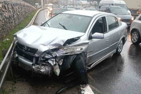 yagis sebebiyle otomobil bariyerlere carpti 1 yarali ceudExba.jpg