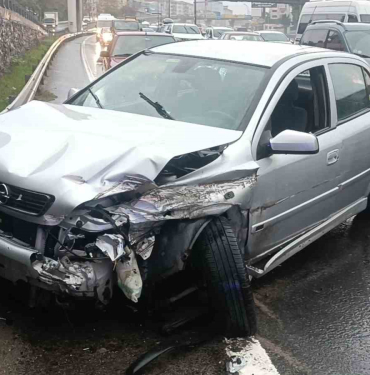 yagis sebebiyle otomobil bariyerlere carpti 1 yarali ceudExba.jpg