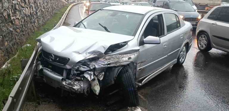 yagis sebebiyle otomobil bariyerlere carpti 1 yarali ceudExba.jpg