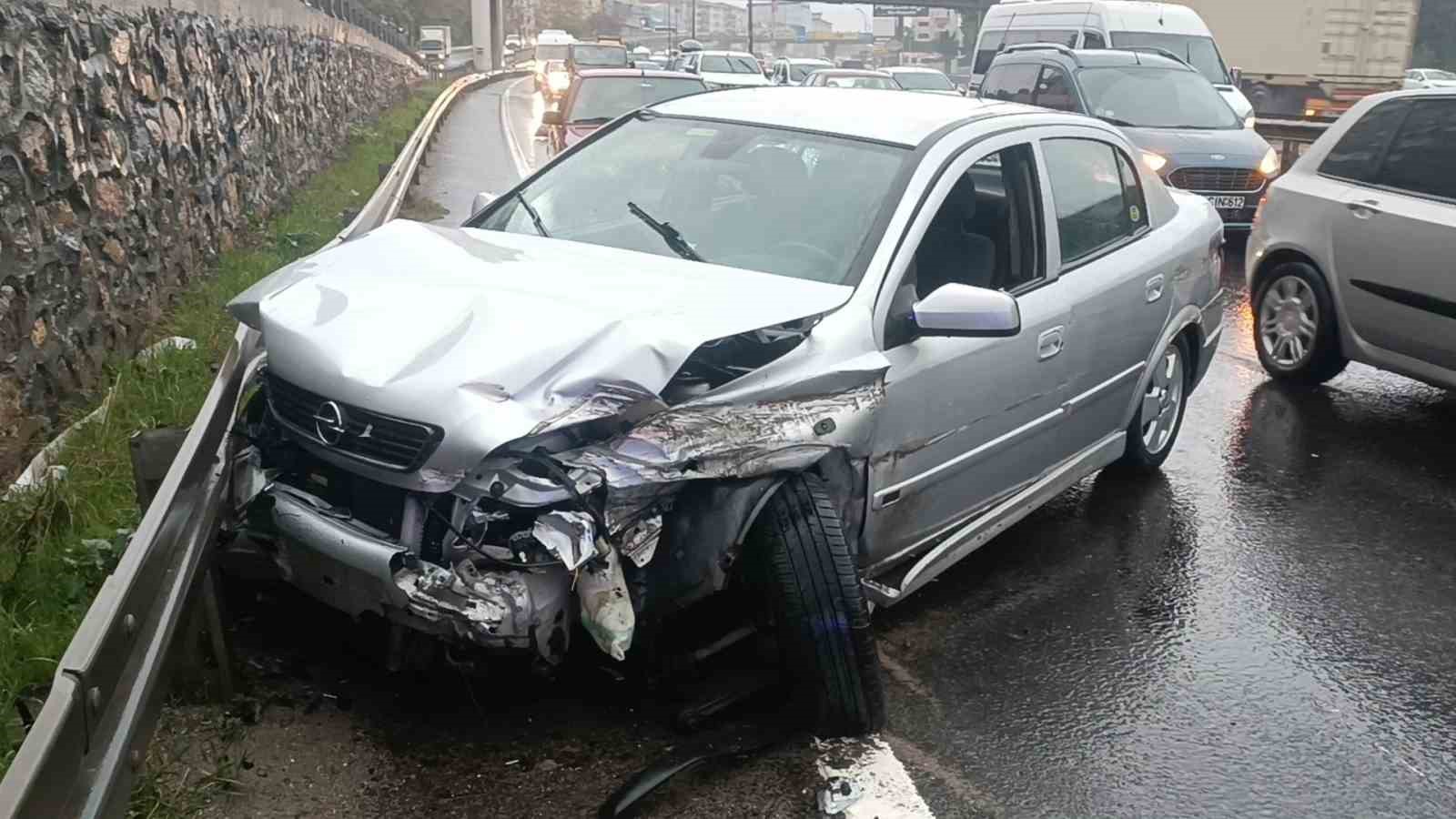 yagis sebebiyle otomobil bariyerlere carpti 1 yarali ceudExba.jpg