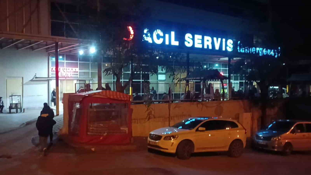 yolda yururken omzuna yorgun mermi isabet eden kadin yaralandi y24PMNhg.jpg