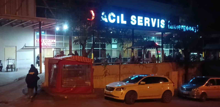 yolda yururken omzuna yorgun mermi isabet eden kadin yaralandi y24PMNhg.jpg