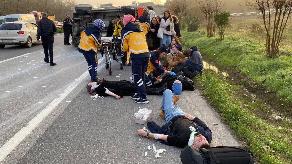 OTOMOBİL YOLCU MİNİBÜSÜNE ÇARPTI, ORTALIK SAVAŞ ALANINA DÖNDÜ: 17 YARALI