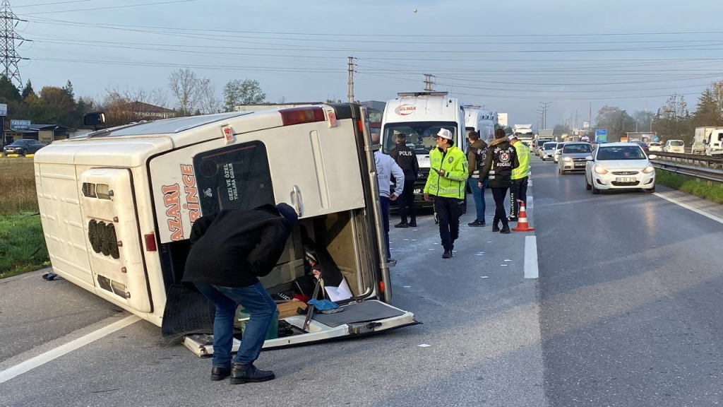 OTOMOBİL YOLCU MİNİBÜSÜNE ÇARPTI, ORTALIK SAVAŞ ALANINA DÖNDÜ: 17 YARALI