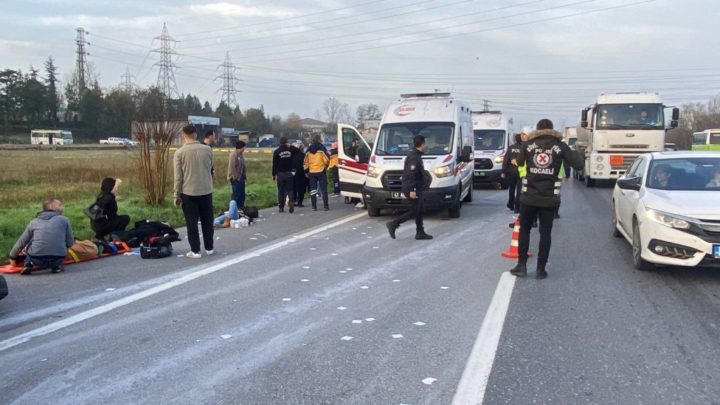 OTOMOBİL YOLCU MİNİBÜSÜNE ÇARPTI, ORTALIK SAVAŞ ALANINA DÖNDÜ: 17 YARALI