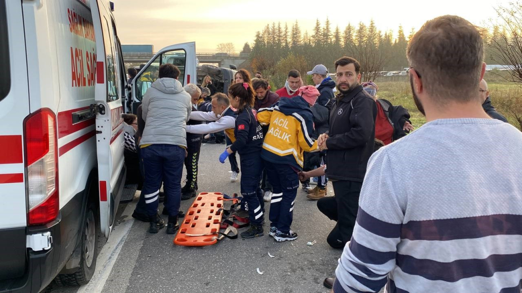OTOMOBİL YOLCU MİNİBÜSÜNE ÇARPTI, ORTALIK SAVAŞ ALANINA DÖNDÜ: 17 YARALI