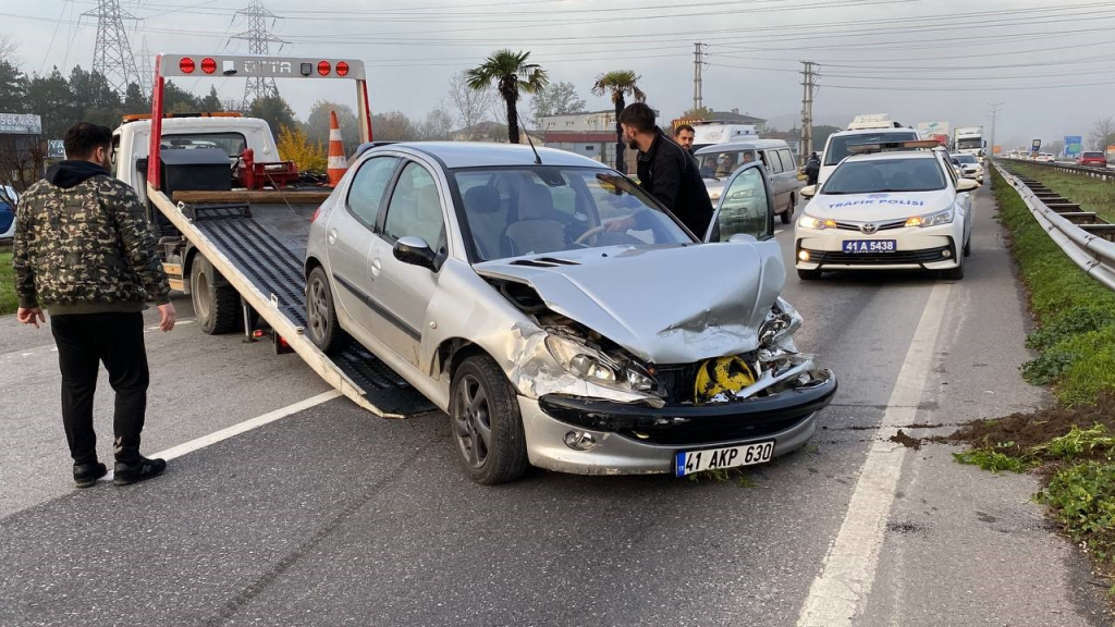 OTOMOBİL YOLCU MİNİBÜSÜNE ÇARPTI, ORTALIK SAVAŞ ALANINA DÖNDÜ: 17 YARALI