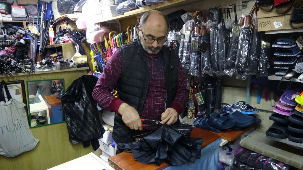 FİYATLAR ARTINCA VATANDAŞLAR ÇAREYİ TAMİR ETTİRMEKTE BULDU 40 YILDIR ŞEMSİYE TAMİR EDİYOR