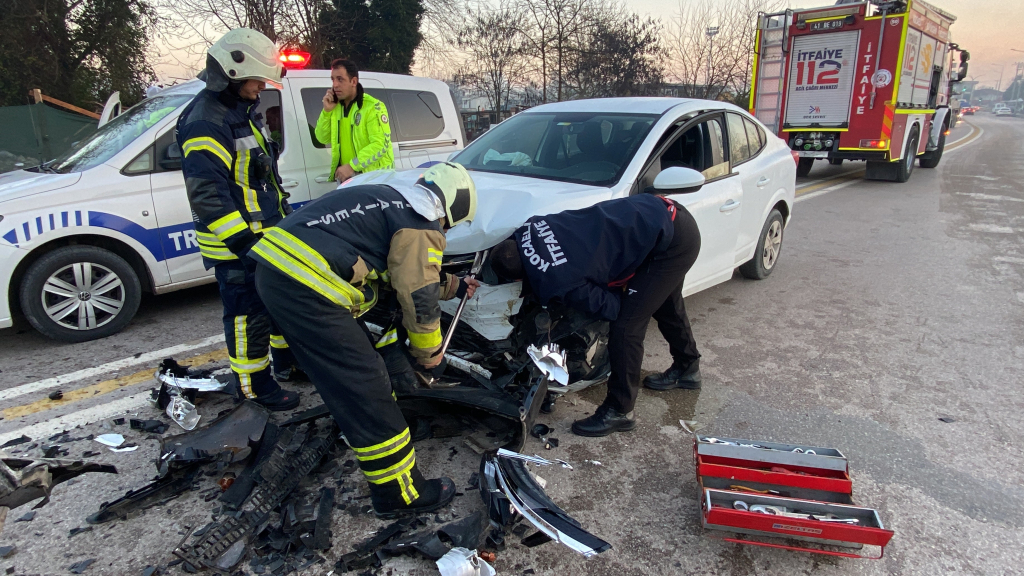İKİ OTOMOBİL KAFA KAFAYA ÇARPIŞTI: 2'Sİ ÇOCUK 4 YARALI