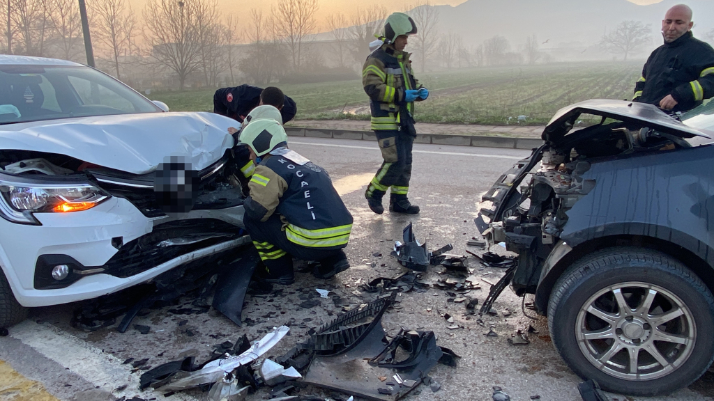İKİ OTOMOBİL KAFA KAFAYA ÇARPIŞTI: 2'Sİ ÇOCUK 4 YARALI