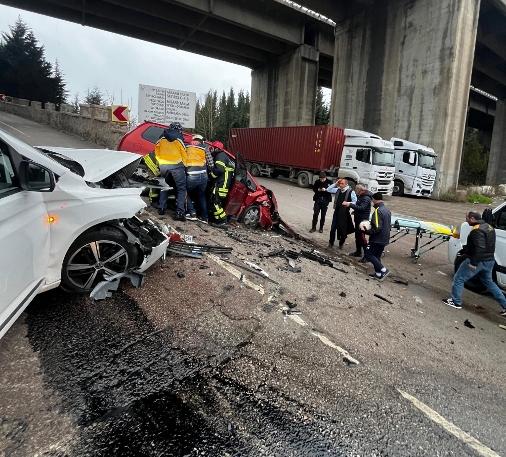 KOCAELİ'DE 2 ARAÇ KAFA KAFAYA ÇARPIŞTI: 3 YARALI