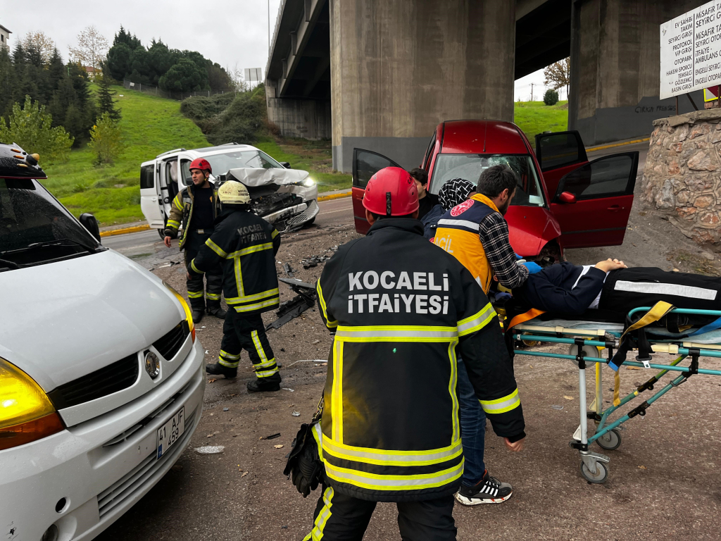 KOCAELİ'DE 2 ARAÇ KAFA KAFAYA ÇARPIŞTI: 3 YARALI