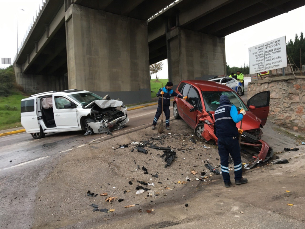 KOCAELİ'DE 2 ARAÇ KAFA KAFAYA ÇARPIŞTI: 3 YARALI