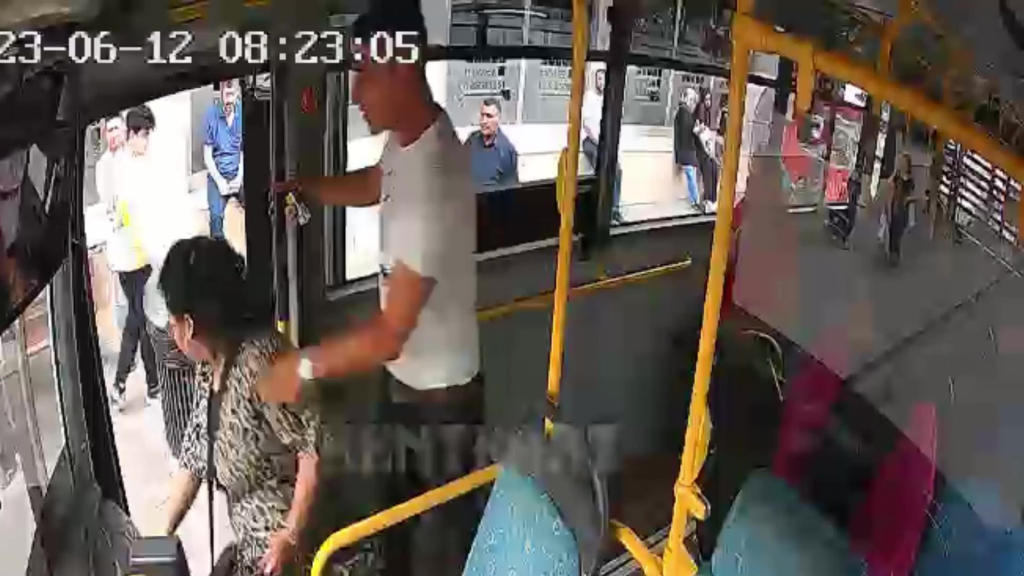 TARTAKLADIĞI KADINI OTOBÜSTEN İNDİREN ŞOFÖR: "KENDİSİNDEN BİN KERE ÖZÜR DİLİYORUM" "KENDİSİNE KÖTÜ BİR DAVRANIŞTA BULUNMA VE CANINI YAKMA GİBİ BİR NİYETİM ASLA YOKTU"