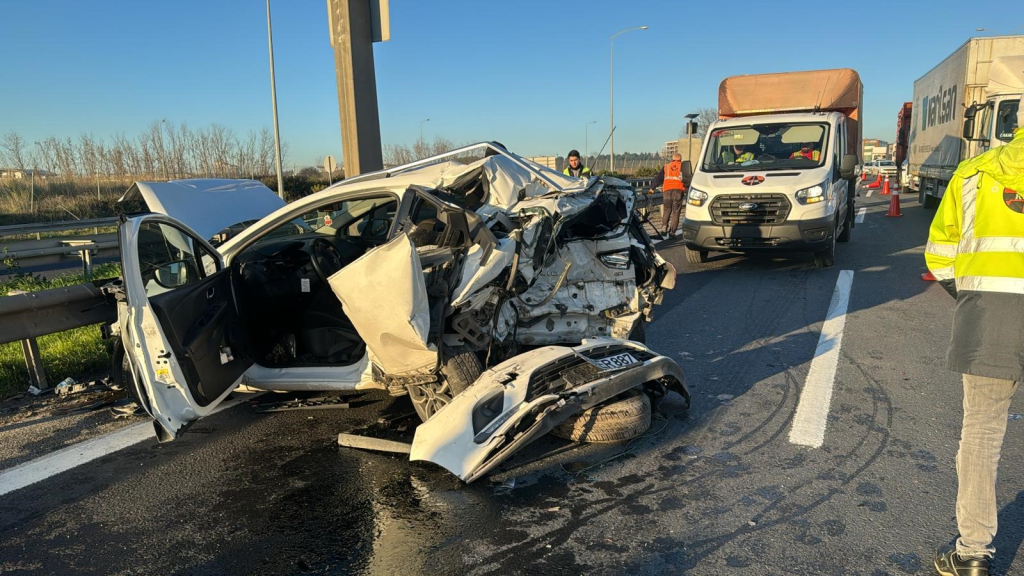 TEM'DE PANELVANLA ÇARPIŞAN OTOMOBİL KAĞIT GİBİ EZİLDİ : 2 YARALI