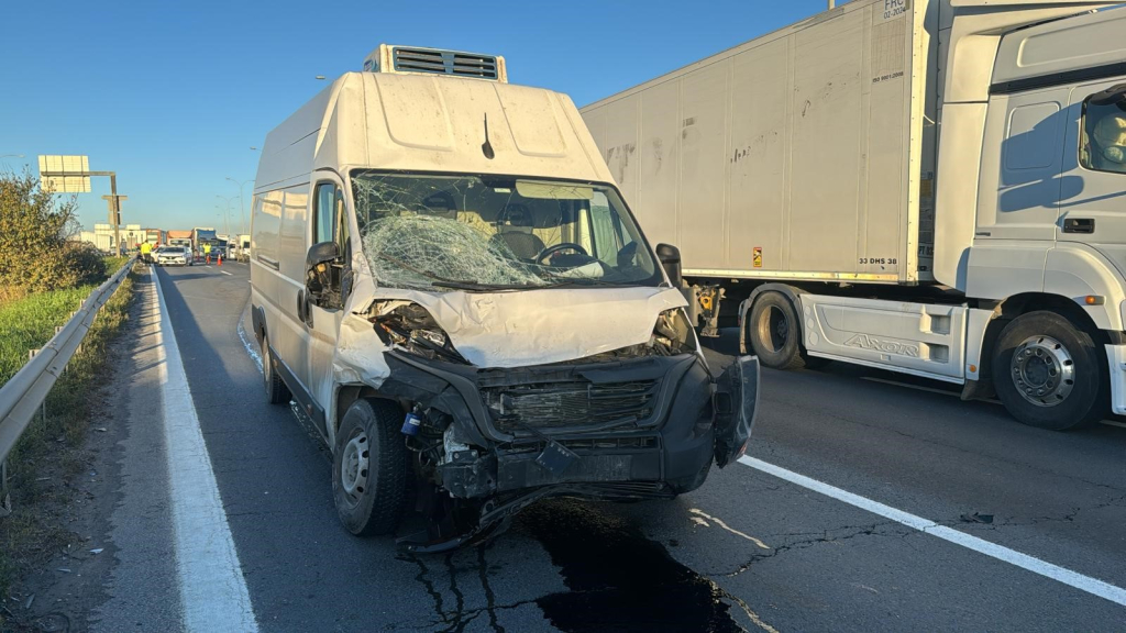 TEM'DE PANELVANLA ÇARPIŞAN OTOMOBİL KAĞIT GİBİ EZİLDİ : 2 YARALI