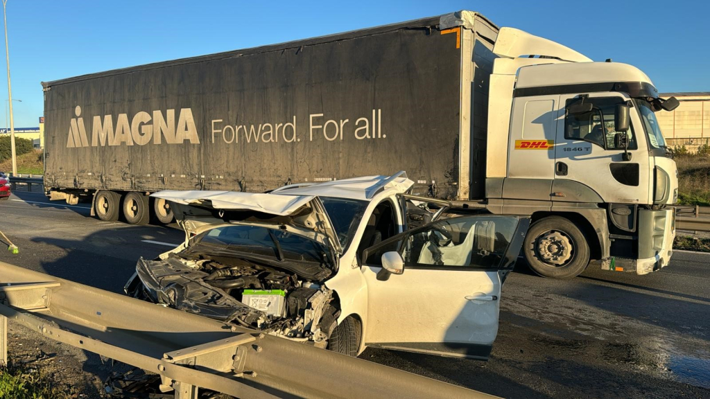 TEM'DE PANELVANLA ÇARPIŞAN OTOMOBİL KAĞIT GİBİ EZİLDİ : 2 YARALI
