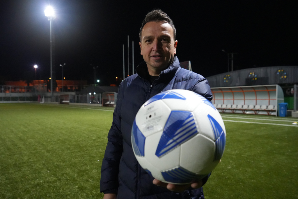 TEKNİK DİREKTÖRÜNE KIZIP FUTBOLU BIRAKTI, KENDİSİ HOCA OLUP 7 KUPA KAZANDI