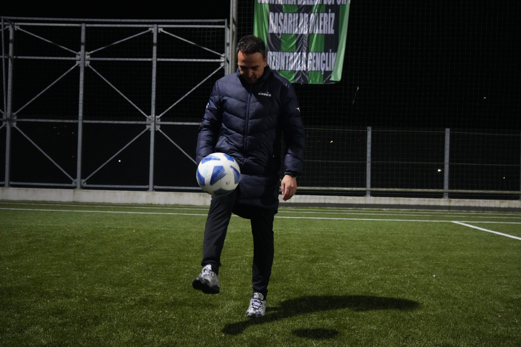 TEKNİK DİREKTÖRÜNE KIZIP FUTBOLU BIRAKTI, KENDİSİ HOCA OLUP 7 KUPA KAZANDI
