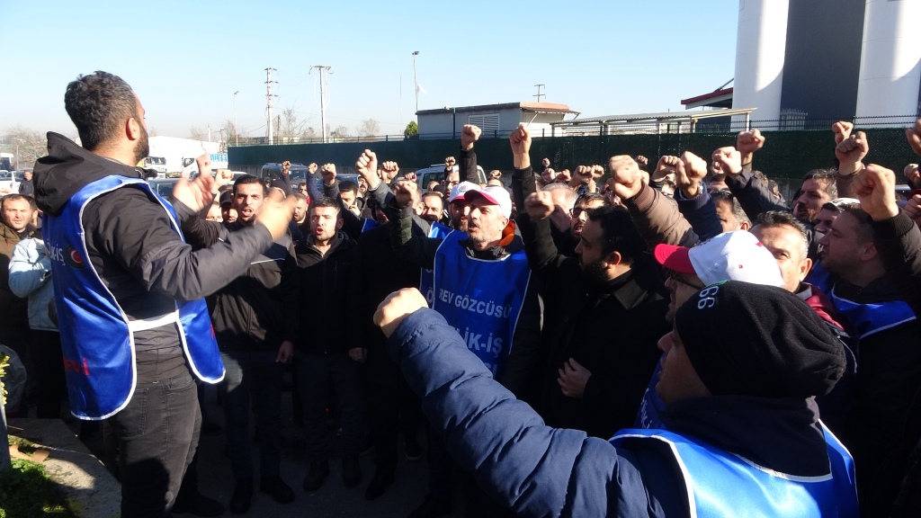 'KIŞLIK KIYAFET İSTEYEN İŞÇİLERİN YEMEKLERİ KESİLDİ, SERVİSLERİ İPTAL EDİLDİ' İDDİASI FABRİKA MÜDÜRÜNÜN İŞÇİLERE SÖYLEDİKLERİ YÜREKLERİ SIZLATTI "YEMEK VERİLMEYECEK KARDEŞİM. GİDİN DIŞARIDA BİR YERDE, LOKANTADA YİYİN"